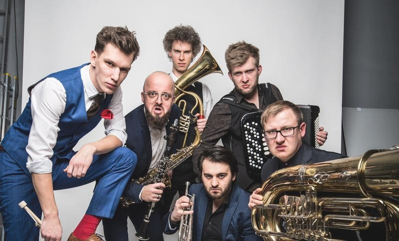 Bum Bum Orkestar: skąd bierze się ich taneczna energia?