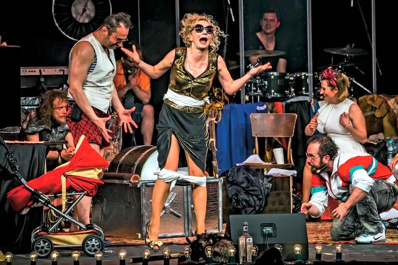 Pożar w Burdelu – jak warszawska scena odświeżyła polski kabaret