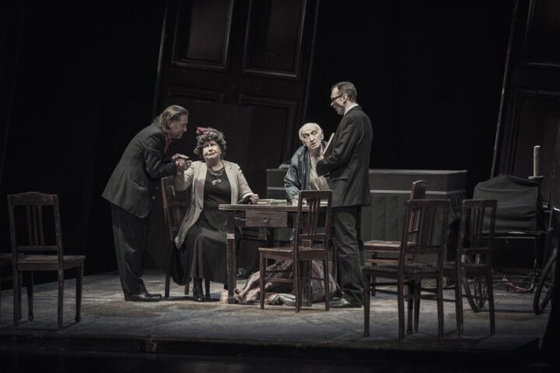 Tango Mrożek: film kinowy czy Teatr Telewizji? Najważniejsze różnice